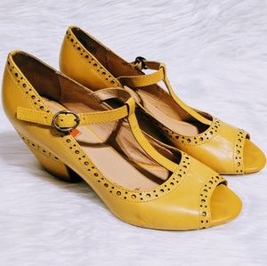 Phoebe peep-toe pump